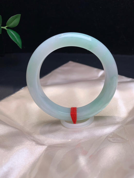 612827，56.5甜绿底手镯，整体很细腻干净，整体带淡淡的浅绿色 商品图0