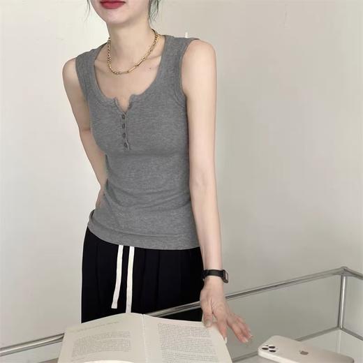 【美背系】9802排扣别致防走光纽扣螺纹韩版修身宽肩带无袖上衣-喜出 商品图0
