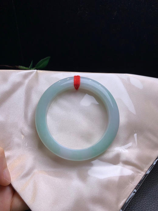 612827，56.5甜绿底手镯，整体很细腻干净，整体带淡淡的浅绿色 商品图4