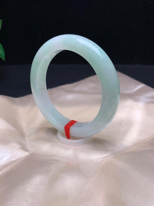 612827，56.5甜绿底手镯，整体很细腻干净，整体带淡淡的浅绿色 商品图2
