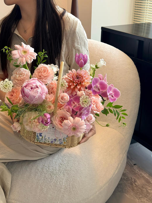 女神流光粉康乃馨花篮 商品图0