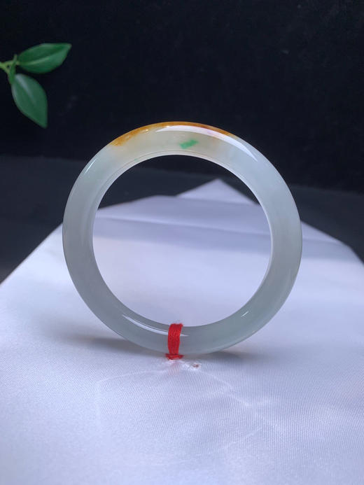 612829，53.8特色冰黄飘绿细圆条，冰冰的，清新白底飘一抹黄翡 还带了一抹阳绿色，秀美 商品图1