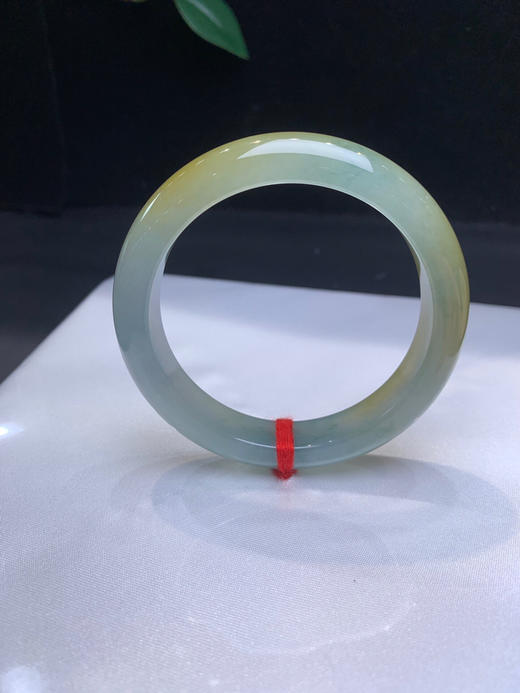 612831，54特色冰黄手镯，整体冰冰透透，底子均匀干净，局部还带了些蓝色调 商品图1