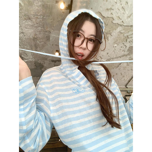 <曾小咸推荐>韩系休闲蓝色条纹连帽防晒T恤 商品图4
