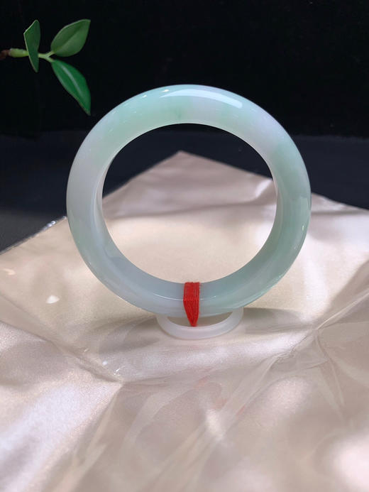 612827，56.5甜绿底手镯，整体很细腻干净，整体带淡淡的浅绿色 商品图1