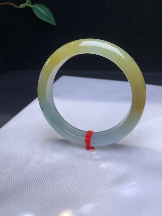 612831，54特色冰黄手镯，整体冰冰透透，底子均匀干净，局部还带了些蓝色调 商品图0