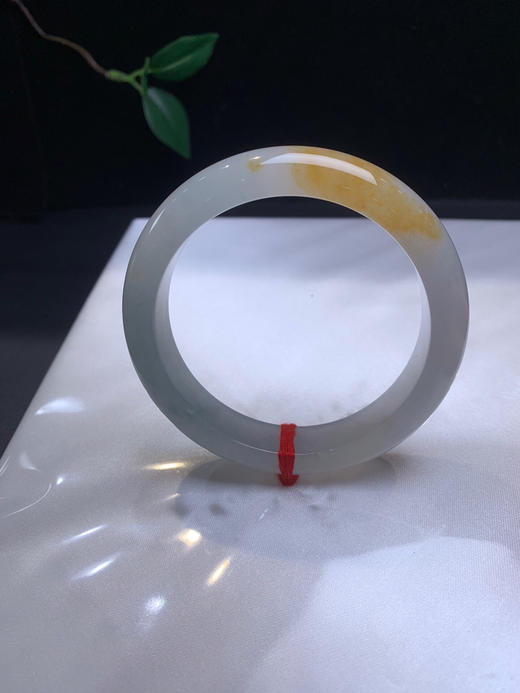 612828，58 特色冰黄手镯，版型好，白冰底，带一截清新靓丽黄翡 商品图0