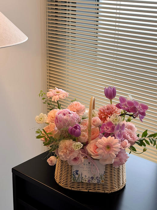 女神流光粉康乃馨花篮 商品图1