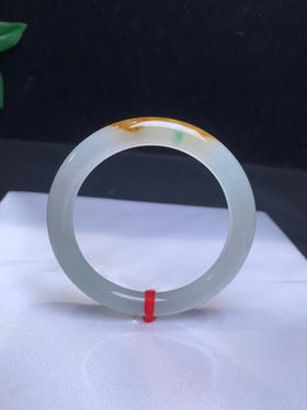 612829，53.8特色冰黄飘绿细圆条，冰冰的，清新白底飘一抹黄翡 还带了一抹阳绿色，秀美