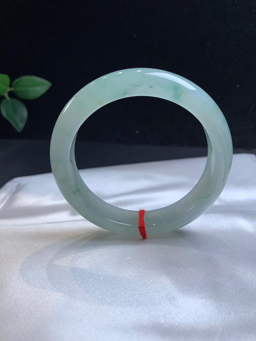 612841，56.5冰飘花正圈手镯，胶胶润润的，局部飘些清新淡雅的兰花 商品图1
