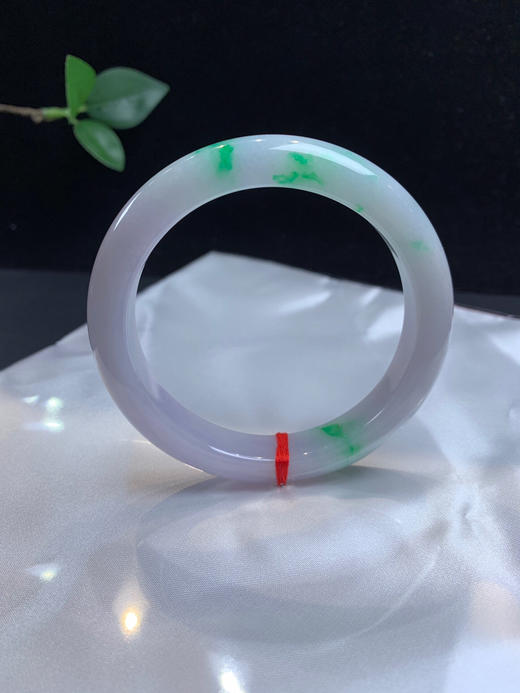 612837，57淡春彩手镯 ，清新秀气，淡淡的紫飘阳绿 整条润润的 商品图3