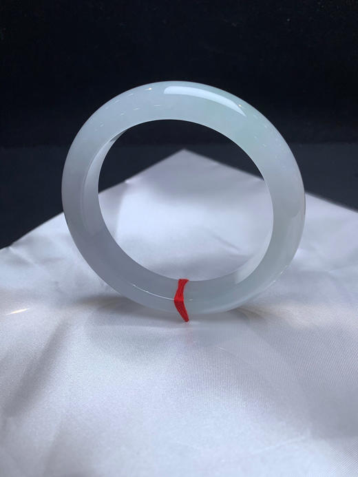 612838，57冰底种水镯，接近白月光，版型好。冰冰的，清新秀气 ，特别均匀干净 商品图5