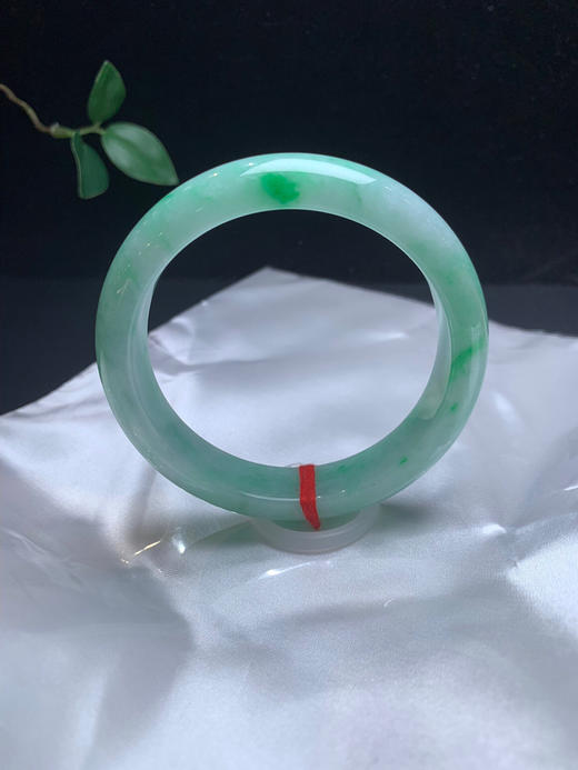 612840，58.5飘绿手镯，整圈带绿底。飘辣绿，干净清爽 商品图3