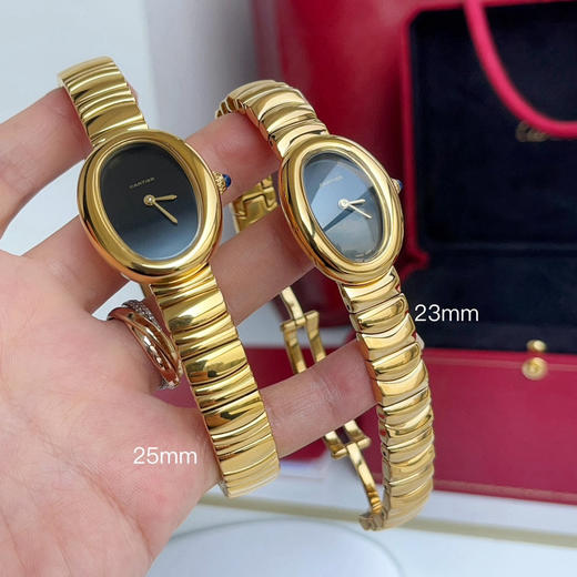 卡地亚浴缸Baignoire1920手镯系列，进口瑞士石英机芯，316L精钢表壳表扣，剑型黄金色指针，标志性金色logo印记，弧形水晶镜面，极简黑色表盘，展现复古单色美学❕❕❕ 商品图0