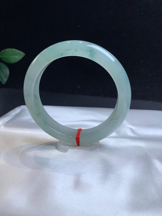 612841，56.5冰飘花正圈手镯，胶胶润润的，局部飘些清新淡雅的兰花 商品图5