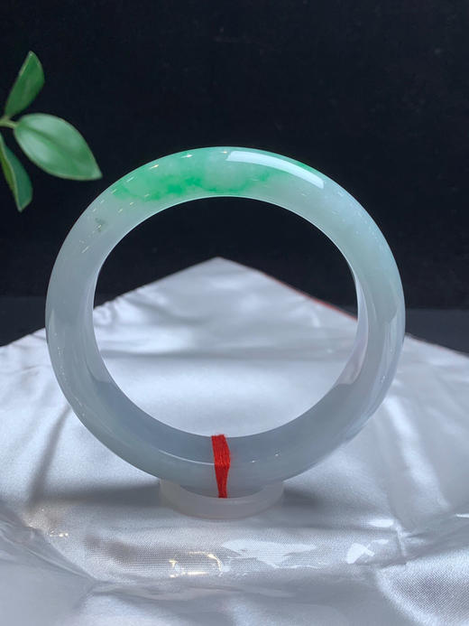 612839，56.5飘阳绿正圈手镯，底妆清新干净，一节飘阳绿，版型也不错 商品图0