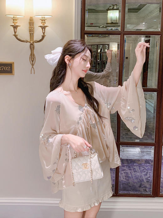 张心子【琉璃水晶梦】v领防晒亮片荷叶袖娃娃衫上衣  U2504095 商品图9