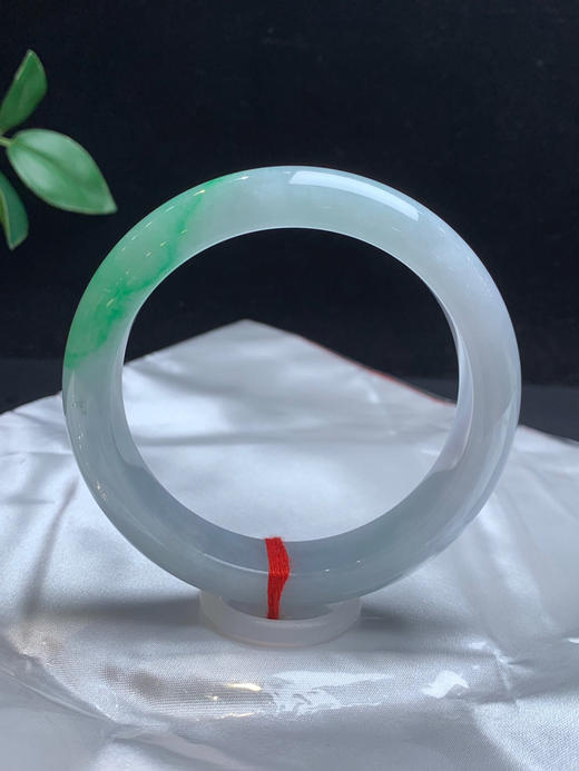 612839，56.5飘阳绿正圈手镯，底妆清新干净，一节飘阳绿，版型也不错 商品图1