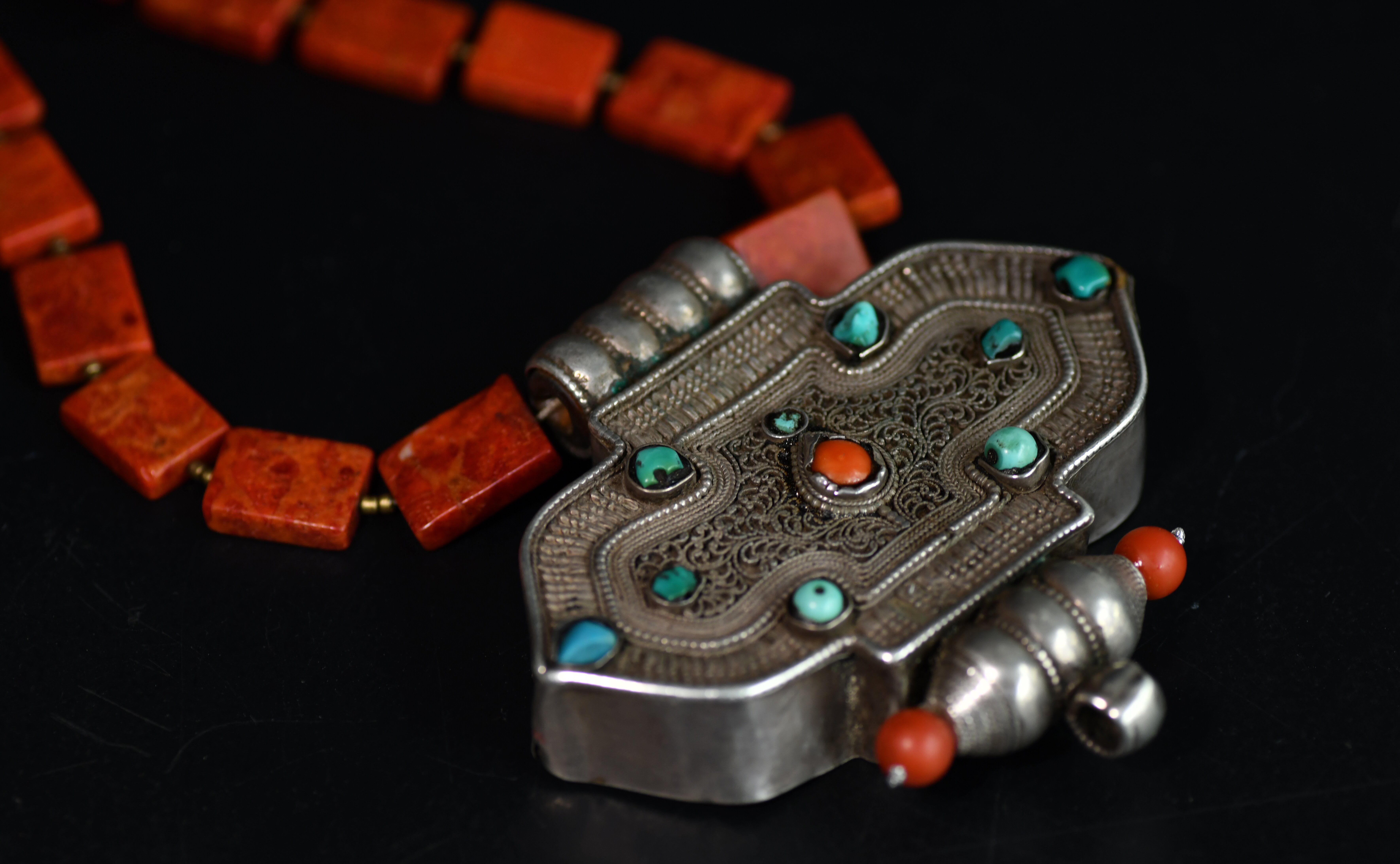 老铜嘎乌盒草珊瑚项链