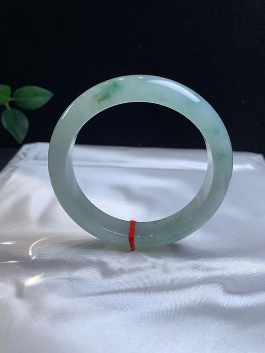 612841，56.5冰飘花正圈手镯，胶胶润润的，局部飘些清新淡雅的兰花 商品图0
