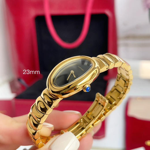 卡地亚浴缸Baignoire1920手镯系列，进口瑞士石英机芯，316L精钢表壳表扣，剑型黄金色指针，标志性金色logo印记，弧形水晶镜面，极简黑色表盘，展现复古单色美学❕❕❕ 商品图4