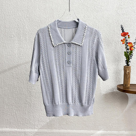 「自」全新升级【铂金会员220/天猫299/差价79】(00147)洛诗琳新款法式纽扣半开胸套头钉珠翻领短袖优雅针织上衣 商品图4