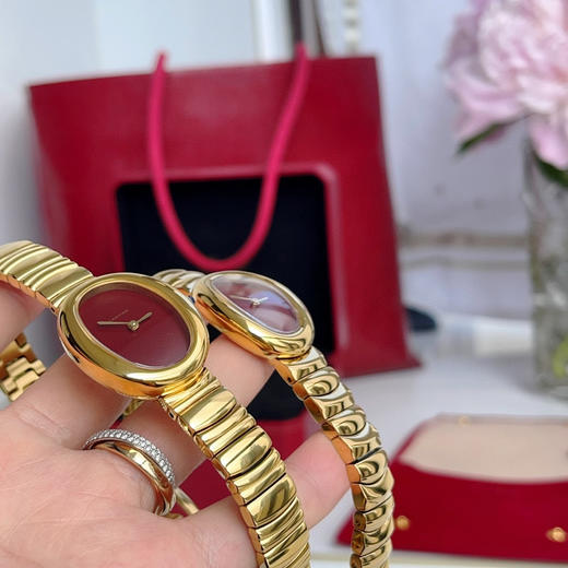 卡地亚浴缸Baignoire1920手镯系列，进口瑞士石英机芯，316L精钢表壳表扣，剑型黄金色指针，标志性金色logo印记，弧形水晶镜面，极简黑色表盘，展现复古单色美学❕❕❕ 商品图1