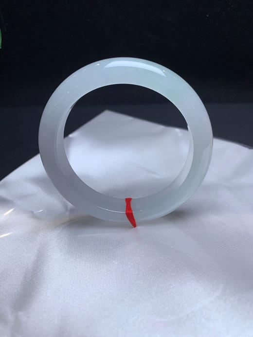 612838，57冰底种水镯，接近白月光，版型好。冰冰的，清新秀气 ，特别均匀干净 商品图0