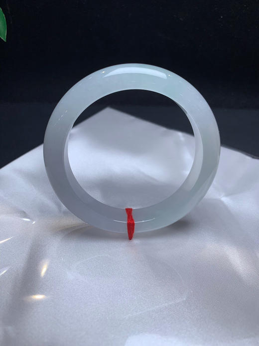 612838，57冰底种水镯，接近白月光，版型好。冰冰的，清新秀气 ，特别均匀干净 商品图3