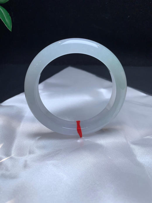 612838，57冰底种水镯，接近白月光，版型好。冰冰的，清新秀气 ，特别均匀干净 商品图1