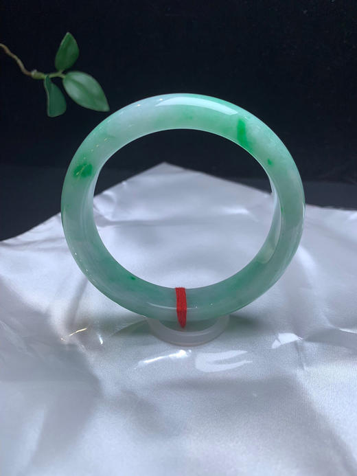 612840，58.5飘绿手镯，整圈带绿底。飘辣绿，干净清爽 商品图2