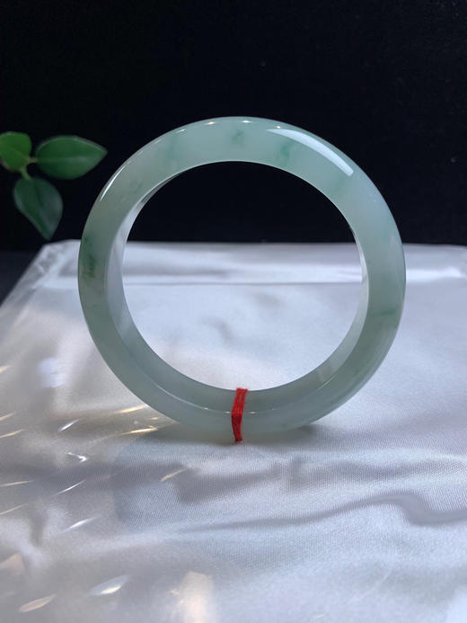 612841，56.5冰飘花正圈手镯，胶胶润润的，局部飘些清新淡雅的兰花 商品图2