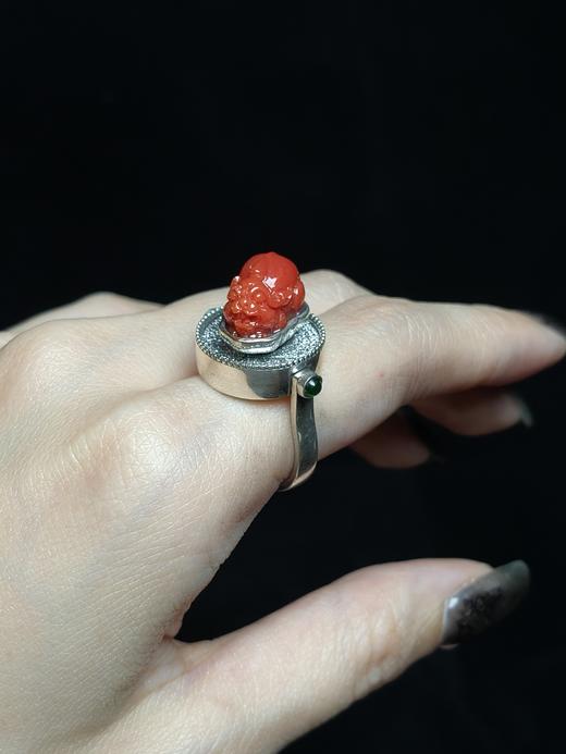 珊瑚镶嵌银饰戒指 商品图2