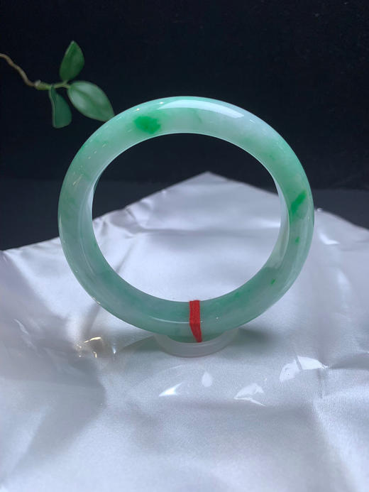 612840，58.5飘绿手镯，整圈带绿底。飘辣绿，干净清爽 商品图5