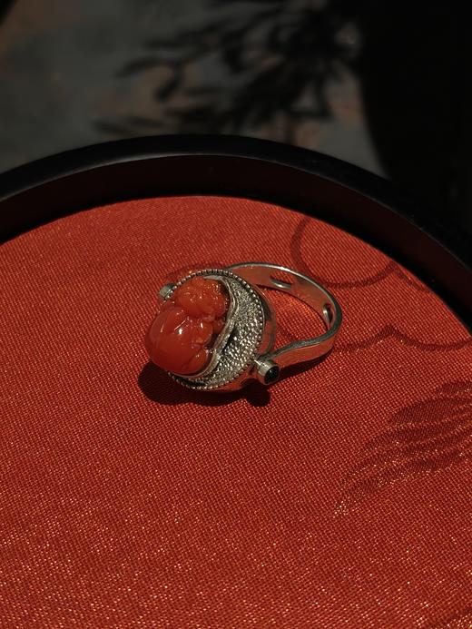 珊瑚镶嵌银饰戒指 商品图1