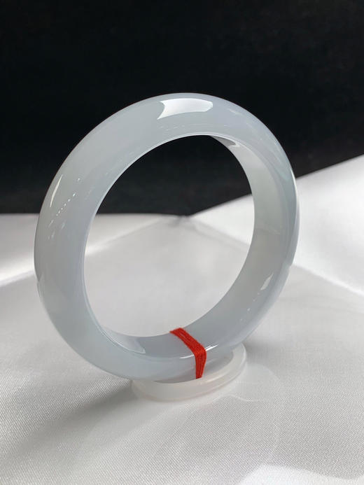 612850，55.6圈口，冰淡蓝正圈平安镯，很淡的蓝底色，条形好，冰润细腻 商品图1