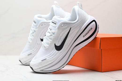 耐克NIKE VOMERO 18 PLUS舒适减震防滑低帮跑步鞋HM6805-101男女鞋 商品图6