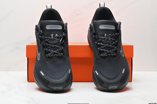 耐克NIKE VOMERO 18 PLUS舒适减震防滑低帮跑步鞋HM6805-101男女鞋 商品图6