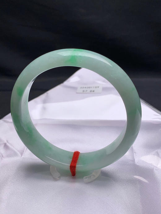 612848，57.8圈口，飘绿正圈平安镯，淡底色飘阳绿，色阳，底子细腻 商品图3