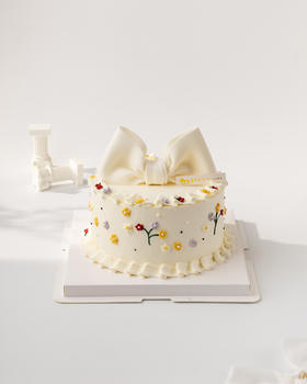 小碎花蝴蝶结蛋糕（百分百进口动物奶油）