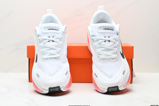 耐克NIKE VOMERO 18 PLUS舒适减震防滑低帮跑步鞋HM6805-101男女鞋 商品图6