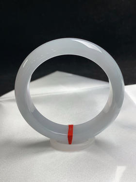 612850，55.6圈口，冰淡蓝正圈平安镯，很淡的蓝底色，条形好，冰润细腻