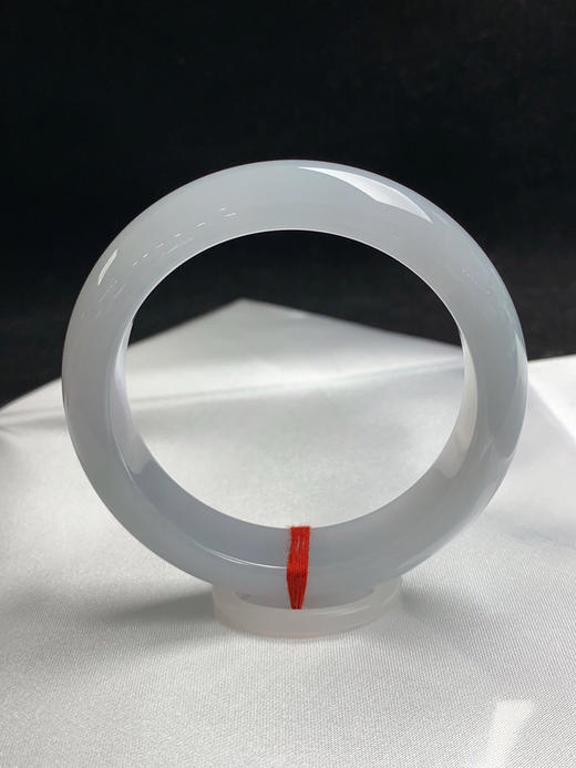 612850，55.6圈口，冰淡蓝正圈平安镯，很淡的蓝底色，条形好，冰润细腻 商品图0