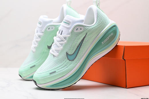 耐克NIKE VOMERO 18 PLUS舒适减震防滑低帮跑步鞋HM6805-101男女鞋 商品图7