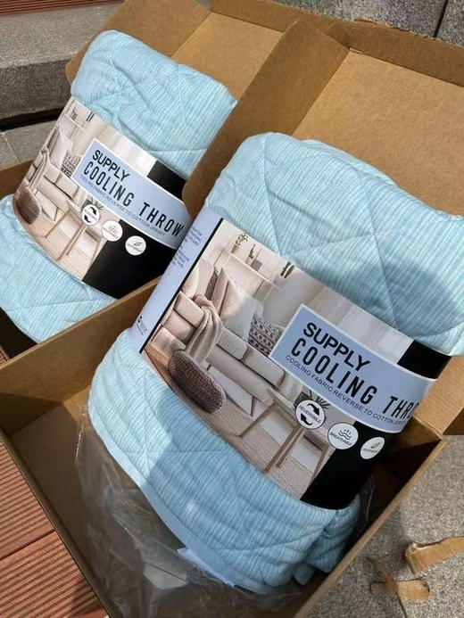 美单原单SUPPLY纯棉冷感被，客户退单，正面100%针织纯棉，内面55%（尼龙+PE）复合+45%尼龙，中间填充100%聚酯纤维，三层面料绗缝！ 商品图2