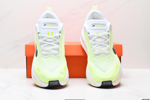 耐克NIKE VOMERO 18 PLUS舒适减震防滑低帮跑步鞋HM6805-101男女鞋 商品图6