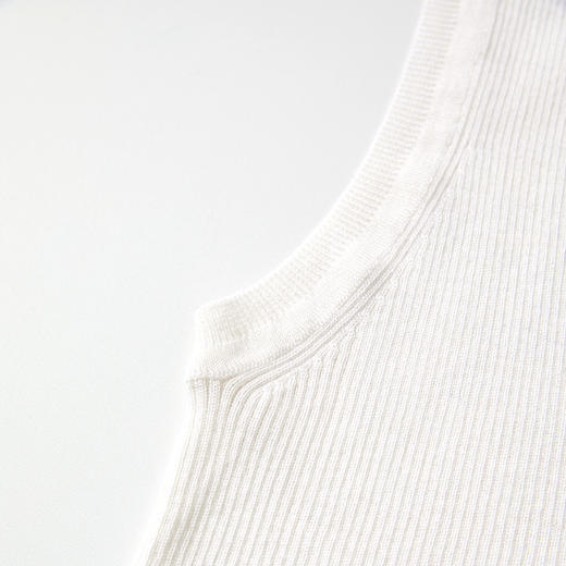 ROMI STUDIO桑蚕丝绵羊毛混纺坑条肌理V领修身毛织背心RWCSST2254 商品图3