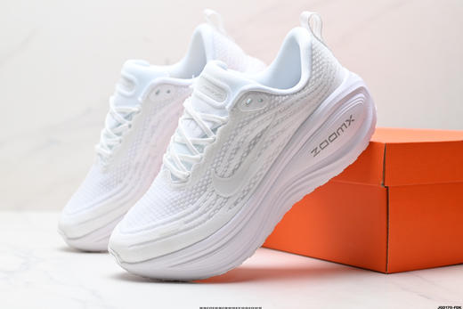 耐克NIKE VOMERO 18 PLUS舒适减震防滑低帮跑步鞋HM6805-101男女鞋 商品图7