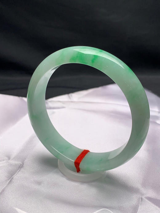 612848，57.8圈口，飘绿正圈平安镯，淡底色飘阳绿，色阳，底子细腻 商品图2