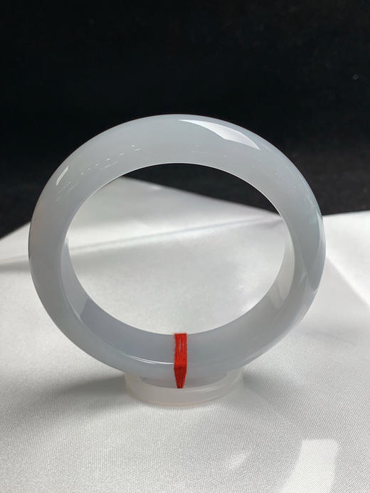 612850，55.6圈口，冰淡蓝正圈平安镯，很淡的蓝底色，条形好，冰润细腻 商品图3